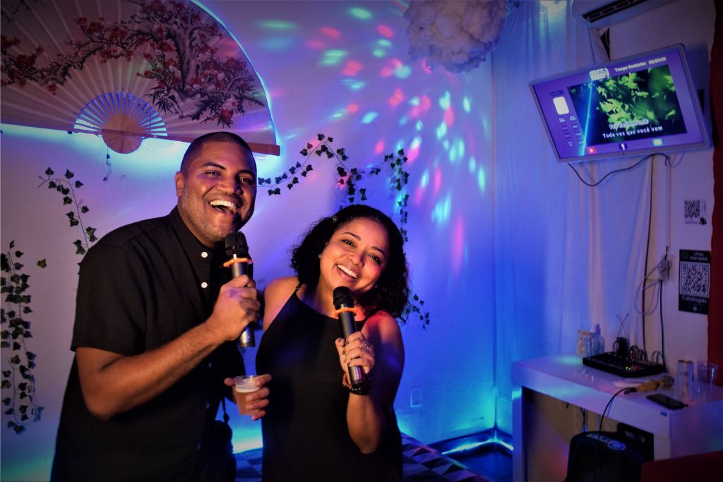 Utau Karaokê oferece happy hour animado com música e petiscos especiais
