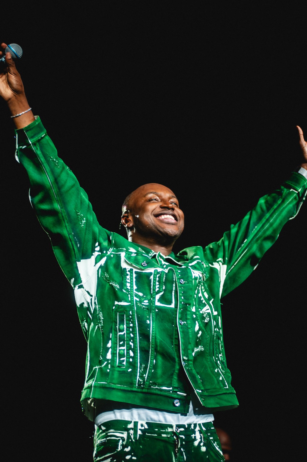 Thiaguinho estreia turnê Sorte na Bahia no palco do Armazém&nbsp;Convention